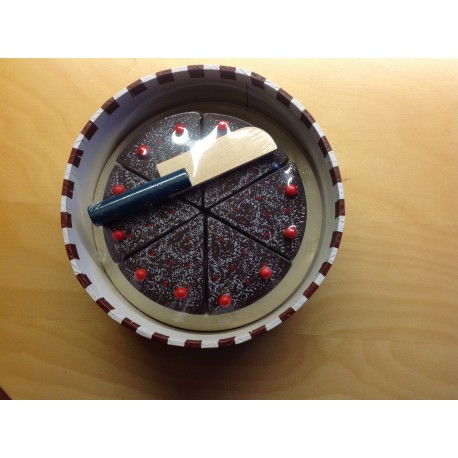 Chokoladekage i træ med kniv