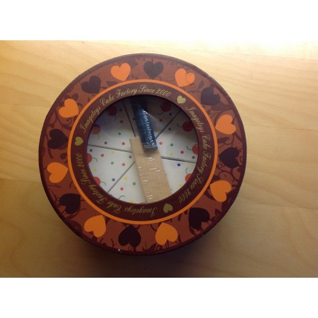 Kage i træ med kniv, kirsebær