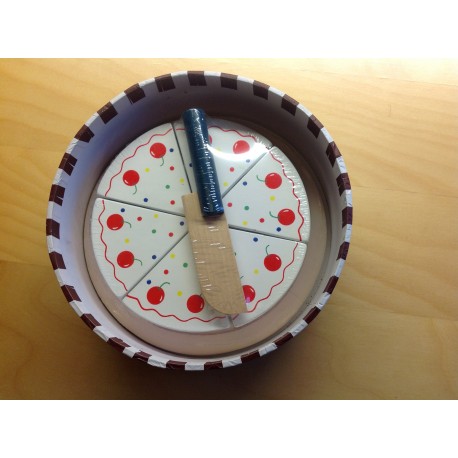 Kage i træ med kniv, kirsebær